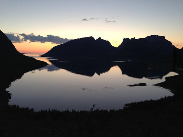 Utsikt mot fjorden i solnedgang på Senja.