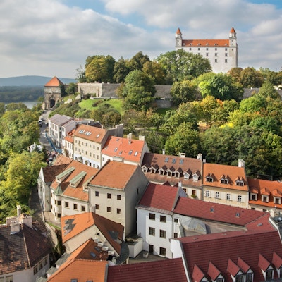 Bratislava - utsikt fra st. Martins katedral til slottet