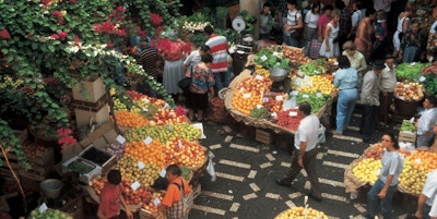 Markedsplassen Mercado dos Lavradores i Funchal. Her yrer det av liv fra morgen til kveld.