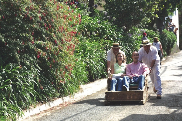 Kurvsleder har vært en tradisjonell form for transport på Madeira. To menn kontrollerer fart og retning
