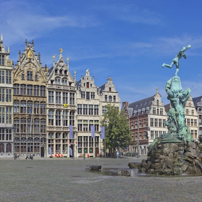 Antwerpen Grote Markt med berømt fontene og statue av Silvius Brabo. Middelalderske bygninger i Antwerpen, Belgia