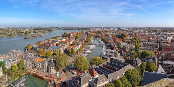 Panoramisk bybilde av byen Dordrecht fra Grote Kerk-tårnet på en solrik høstdag