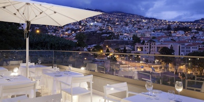 Takterrassen på Turim Santa Maria Hotel. Her er det fin utsikt og et perfekt sted å sitte med litt mat og drikke.