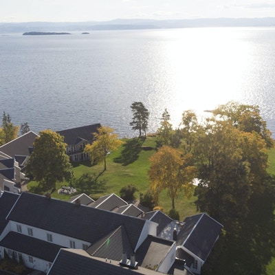 Jegtvolden Fjordhotell ligger i landlige omgivelser på Inderøy. Gress, skog og vann rundt Foto: Fredrik Solstad