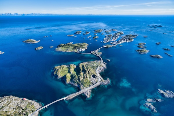Henningsvær, fiskehavn på Lofoten, naturskjønn luftfoto