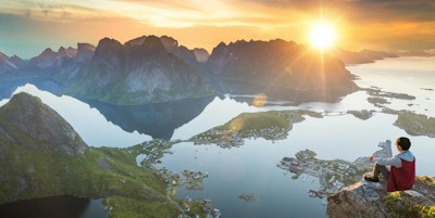Besøkende kan glede deg over utsikten over Lofoten i Norge i solnedgangen.