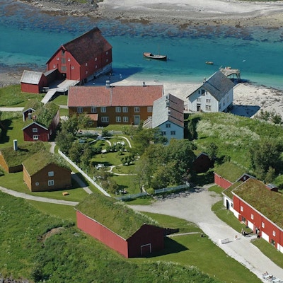 Kjerringøy er et unikt kulturmiljø fra 1800-tallet. 15 fredede bygninger med autentisk interiør ligger idyllisk til ved Kjerringøysundet.