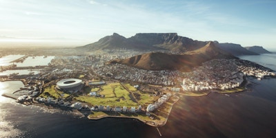 Luftfoto av Cape Town med Cape Town Stadium, Lion's Head og Table Mountain.