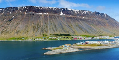 Panoramautsikt over isafjördur, den største byen i vestfjordene, Island