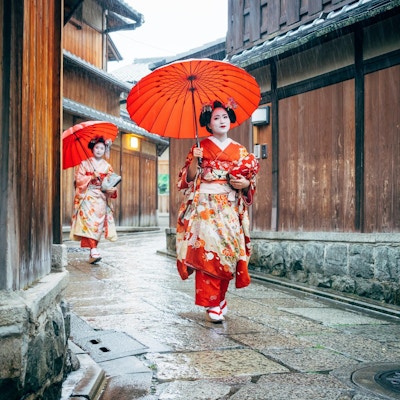 Maiko kvinner som går i Kyoto