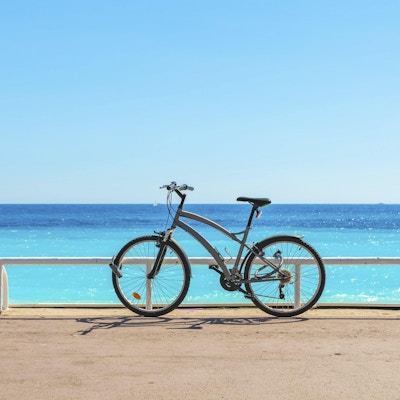 Sykkel på den berømte Promenade des Anglais som Middelhavet på bakgrunn i Nice, Frankrike.
