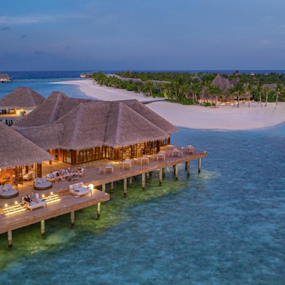 Oversiktsbilde over restaurant ute i havet på Maldivene.