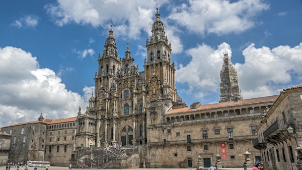 Katedralen i Santiago de Compostela, Spania. Klar solskinnsdag.