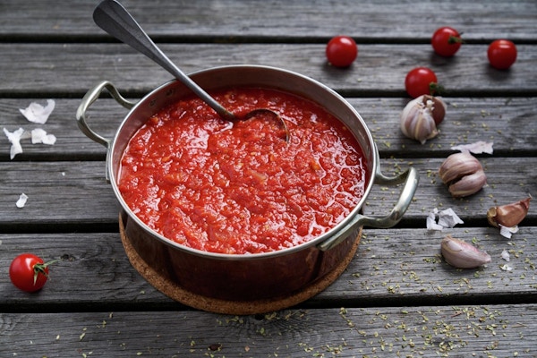 Nærbilde av gryte med tomatsaus