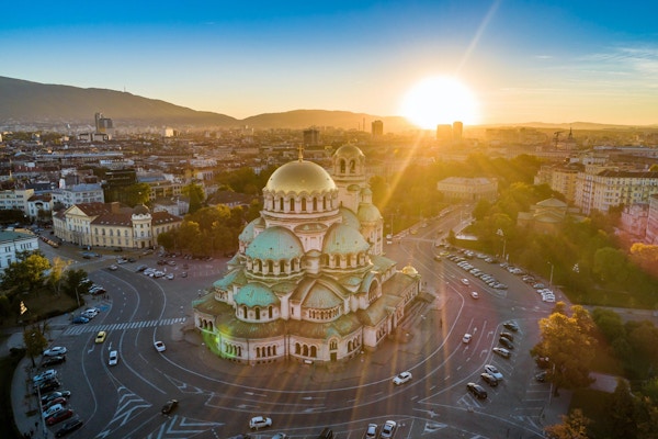 Flyfoto av Alexander Nevski-katedralen i Sofia, Bulgaria med solnedgang. Scenen ligger i sentrum av Sofia, Bulgaria (Øst-Europa) under solnedgang. Bildet er tatt med DJI Phantom 4 Pro drone.