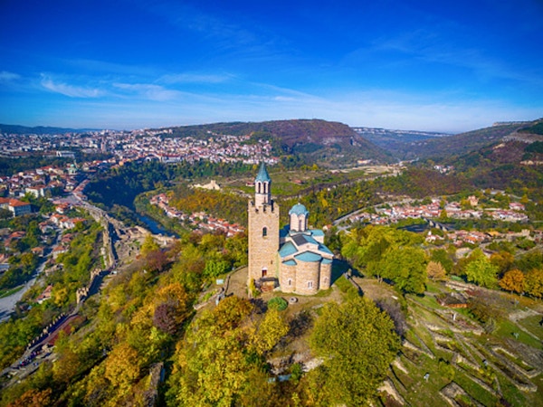 Luftfoto av Veliko Tarnovo - gamlebyen og katedralen.