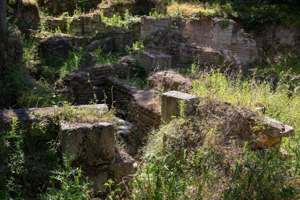 ISTANBUL, TYRKIA, 02. JUNI 2018: Arkeologisk utgravningssted for den 2700 år gamle gamle byen Bathonea, også kjent som Brutea, som ble oppdaget i 2007, har havne- og byruiner på kysten av innsjøen Kucukcekmece, Istanbul, Tyrkia.