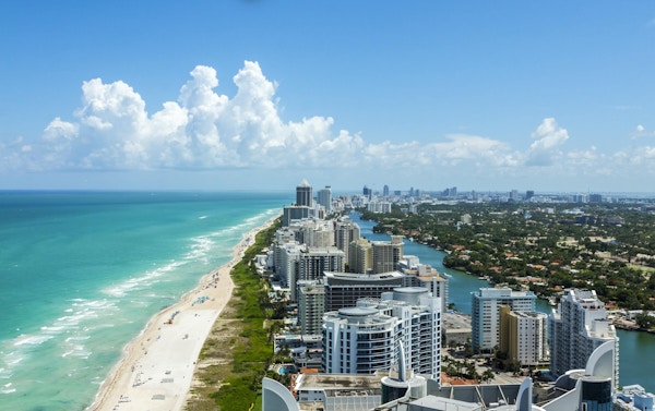 South Beach i Miami. Full utsikt over stranden til venstre og byen til høyre. Vakker blå himmel på en klar dag.