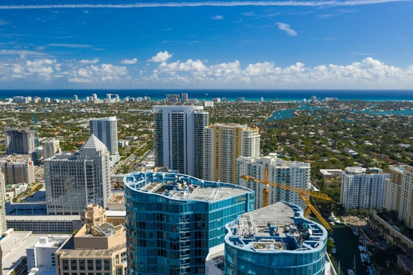 Luftfoto Fort Lauderdale sentrum, utsikt over Atlanterhavet og stranden.