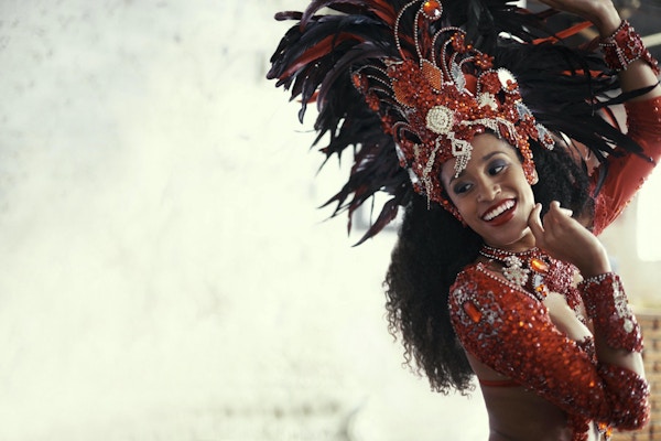 Beskjæret skudd av en vakker samba-danser iført hodeplagg