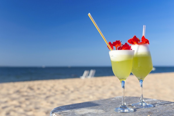 To glass tropisk drikke på stranden.