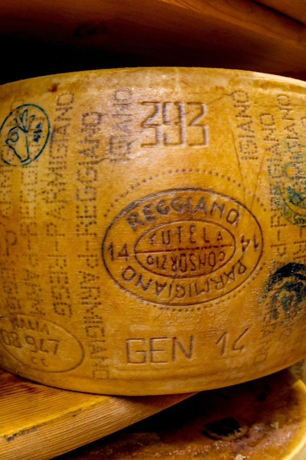 Parmigiano-Reggiano eller Parmesanost, er en hard ost, laget i Italia