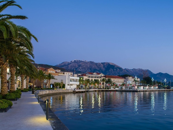 Strandpromenaden i Tivat i skumringen.