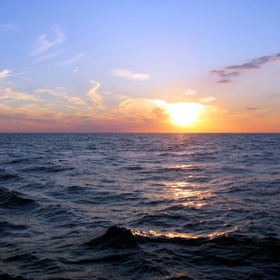 solnedganen på sjøen