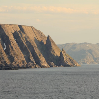 Klipper og spisse fjell langs fjorden