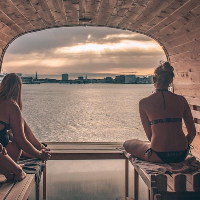 Damer nyter spa og utsikt mot København fra seilende spa