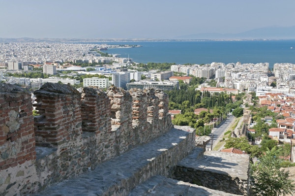 Gammel mur med Thessloniki i bakgrunnen. Foto.