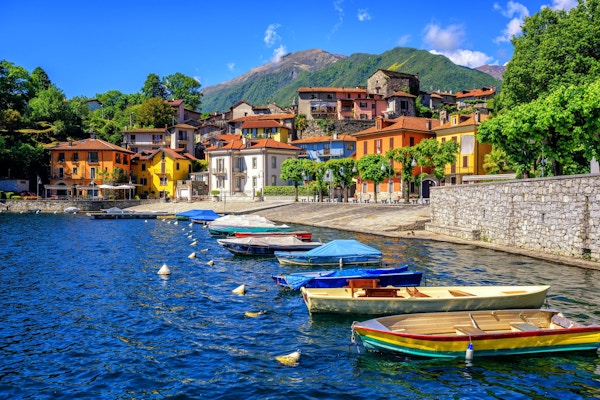 Fargerike hus i gamlebyen i Mergozzo, et populært feriested ved innsjøen Lago Maggiore, Italia