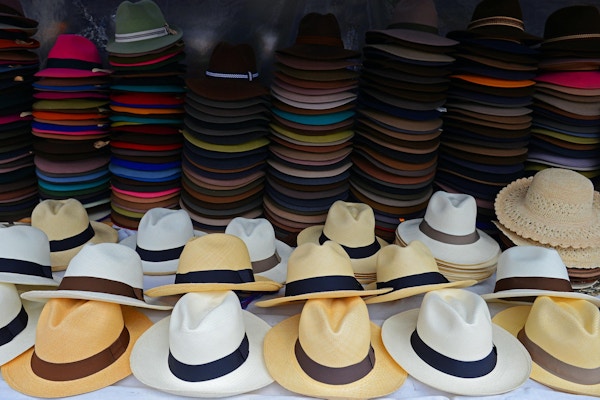 Panama hatter til salgs på det lokale kunst- og håndverksmarkedet i Otavalo, Ecuador.