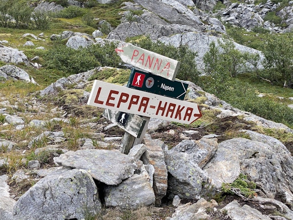 Skilt som viser i ulike retninger på en fjelltur