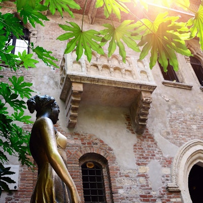 Statue av Julie fra Romeo og Julie av Shakespeare under hennes balkong i Verona.