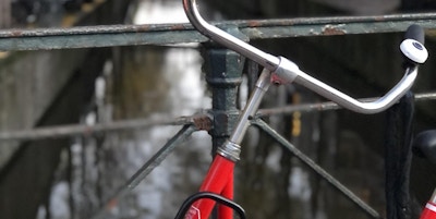 Nærbilde av sykkel på bro over kanal.