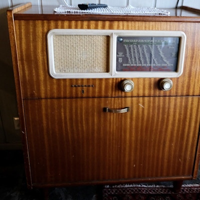 Nærbilde av gammel radio.