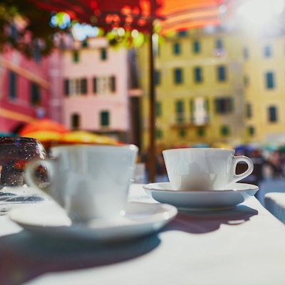 Kaffekopper i kafé i Vernazza, Cinque Terre, Liguria, Italia