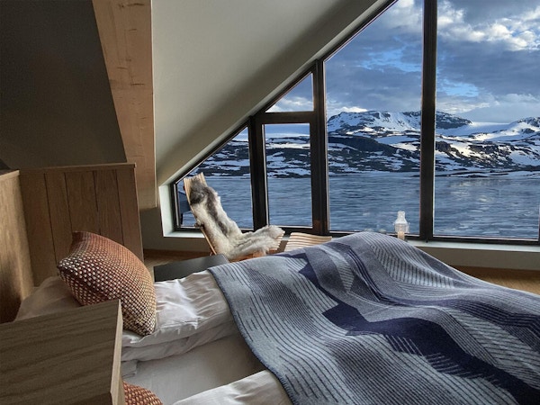 Hotellrom med paoramautsikt over fjellvann og fjelll
