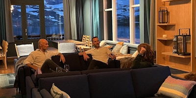 Tre personer sitter i stuen på fjellhotell.