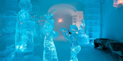 Fire skulpturer av is i form av konger og prinsesser