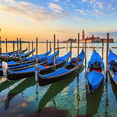 Venezia med kjente gondoler ved soloppgang, Italia