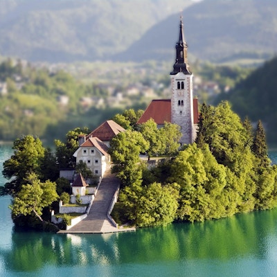 Det sies at om du ringer med kirkeklokkene på øya, blir ønskene dine oppfylt ... Bled, Slovenia