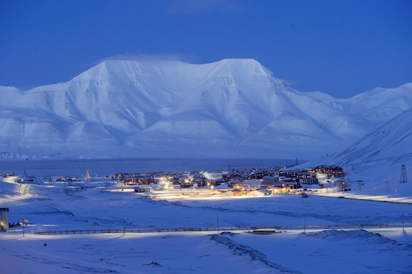 Longyearbyen med Hiortfjellet i bakgrunnen