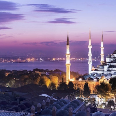 Panoramautsikt over den blå moskeen og Sultanahmet-distriktet i Istanbul, Tyrkia i skumringen.