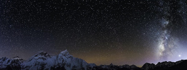 Melkeveien og stjerner som skinner over den ikoniske topppyramiden til Mount Everest (8848 moh) og de snødekte fjelltoppene i Khumbu Himalaya dypt inne i Sargamatha nasjonalpark i Nepal, som står på UNESCOs verdensarvliste.