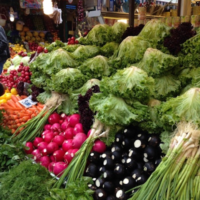 Grønnsaker i mange varianter og farger på markedet i Istanbul