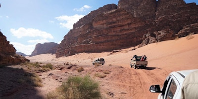 Motor tourist wadi rum desert jordan