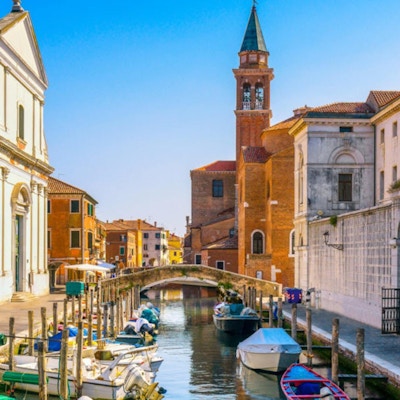 Chioggia by i en venetiansk lagune, vannkanal og kirke. Veneto, Italia, Europa