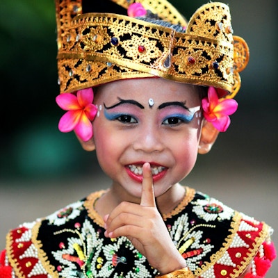 Smil av balinesisk danser, Indonesia.